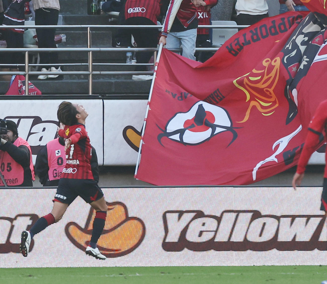 鹿島対横浜FC　前半、ゴールを決め喜ぶ鹿島松村（撮影・野上伸悟）