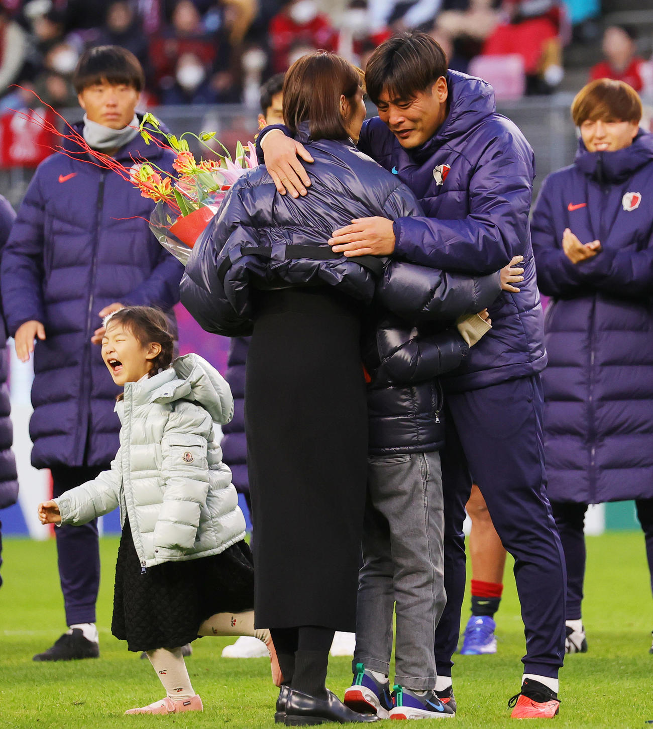鹿島対横浜FC　引退セレモニーで家族からねぎらわれる鹿島GKクォン・スンテ（撮影・野上伸悟）