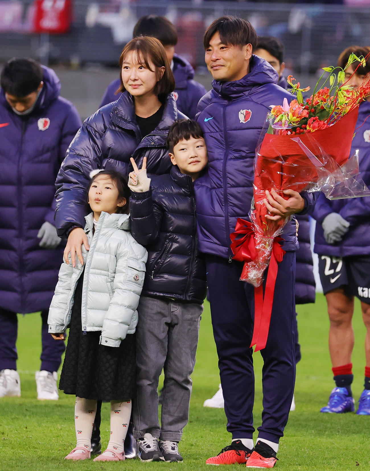 鹿島対横浜FC　引退セレモニーで家族からねぎらわれる鹿島GKクォン・スンテ（撮影・野上伸悟）