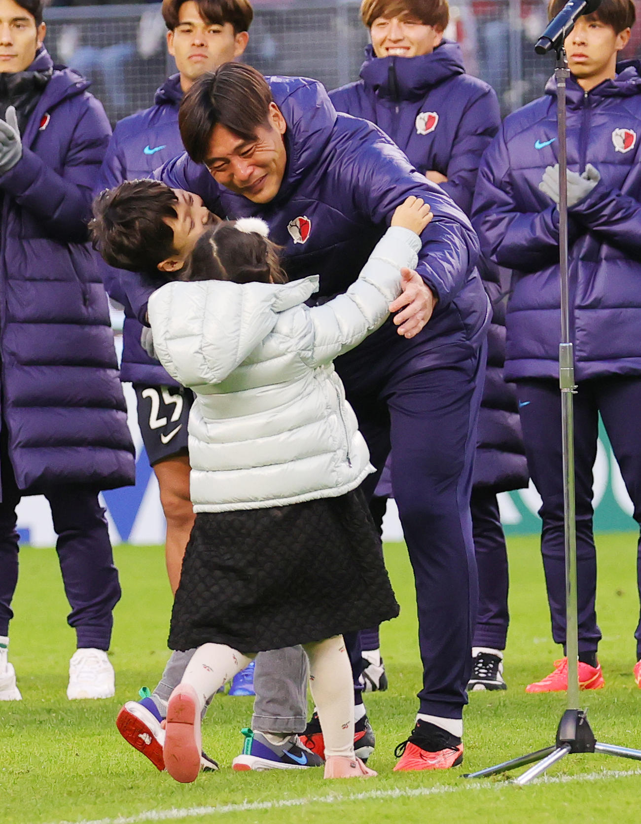 鹿島対横浜FC　引退セレモニーで家族からねぎらわれる鹿島GKクォン・スンテ（撮影・野上伸悟）