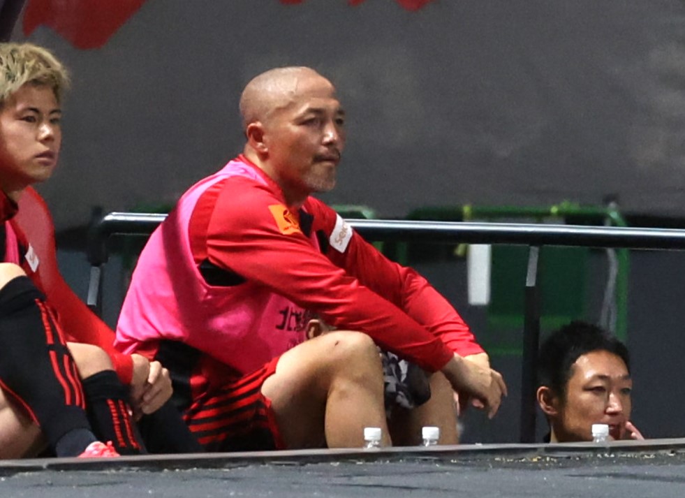 札幌対浦和　前半、途中交代しベンチで試合を見る札幌小野（撮影・黒川智章）