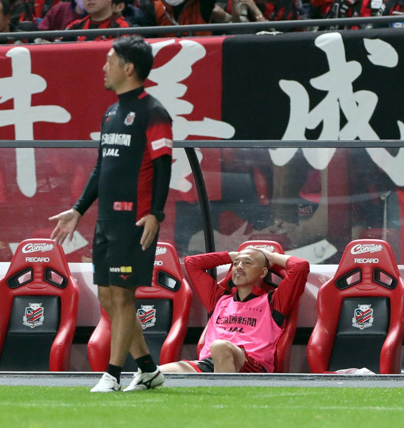 札幌対浦和　後半、ベンチで頭をかかえる札幌小野（撮影・佐藤翔太）