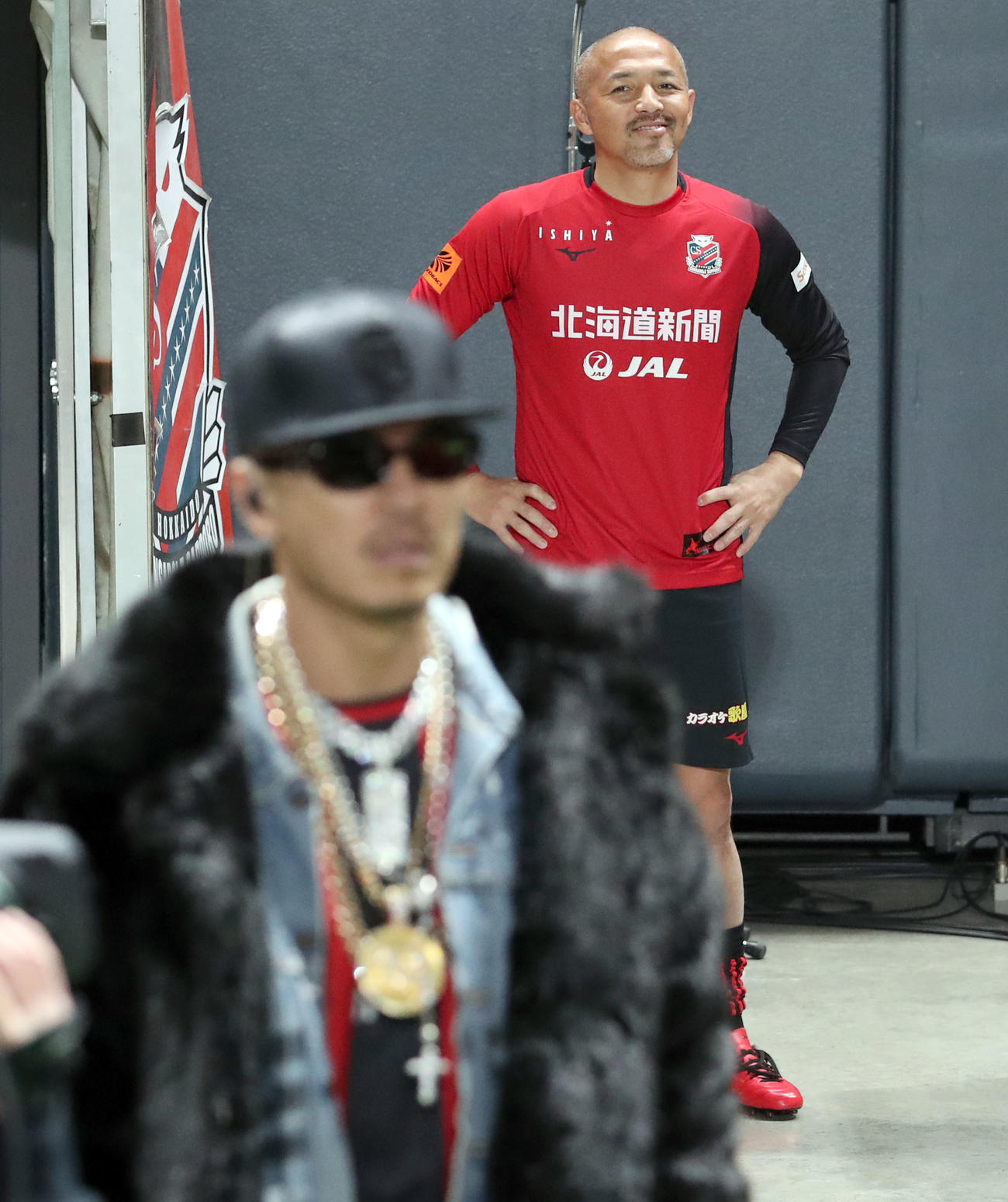 試合前に登場するAK－69（左手前）を見つめる札幌小野（撮影・佐藤翔太）