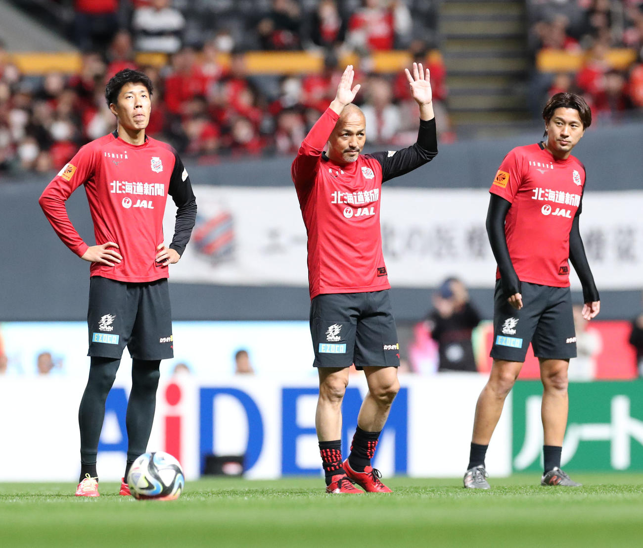 札幌対浦和　試合前、ピッチに姿を見せる札幌小野（中央）らイレブン（撮影・佐藤翔太）