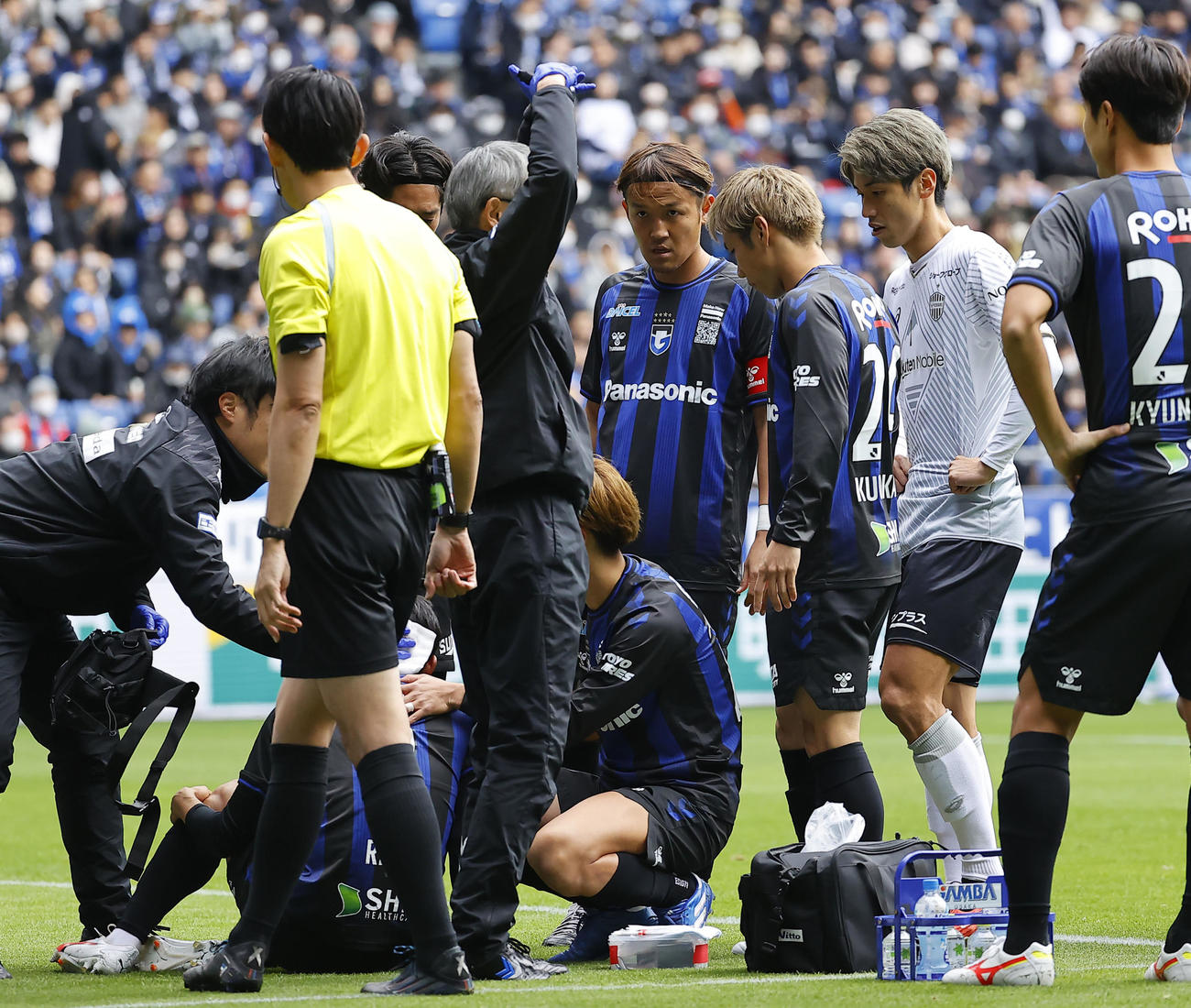 G大阪対神戸　前半、交錯し手当を受けるG大阪半田を心配する神戸大迫（右から2人目）（撮影・藤尾明華）