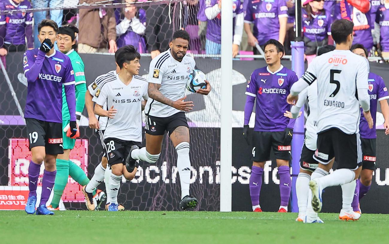 京都対横浜　前半、先制ゴールを決める横浜ロペス（撮影・上田博志）