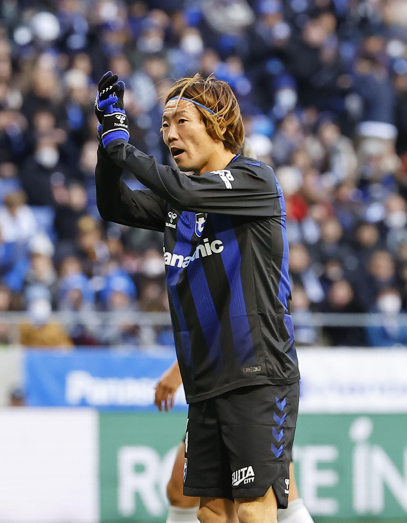 G大阪対神戸　神戸に敗れ、サポーターの声援に応えるG大阪藤春（撮影・藤尾明華）