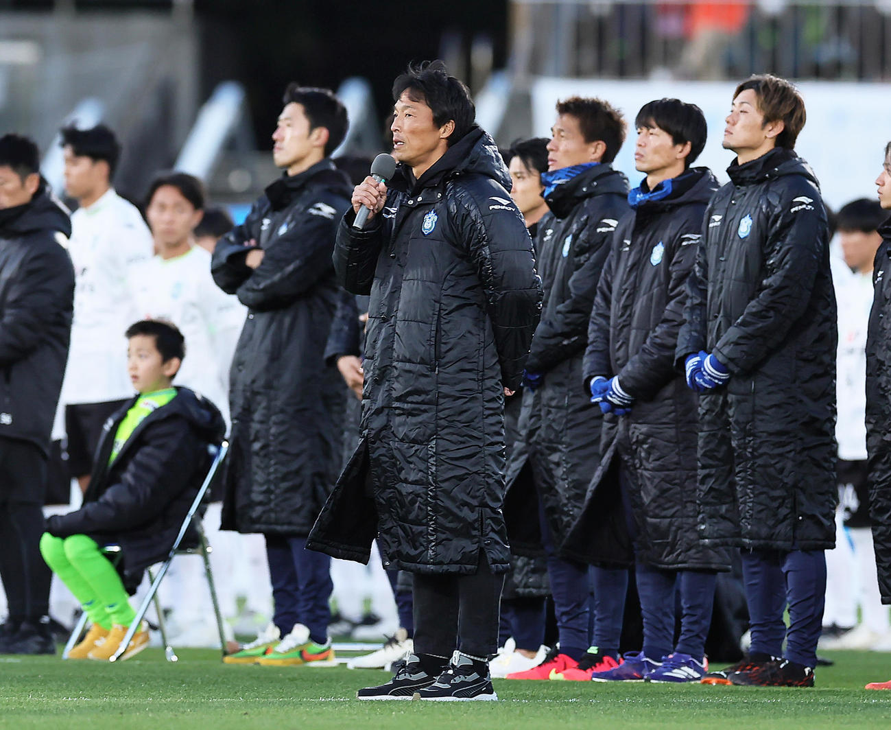 湘南対東京　最終戦セレモニーであいさつする湘南山口監督（中央）（撮影・足立雅史）