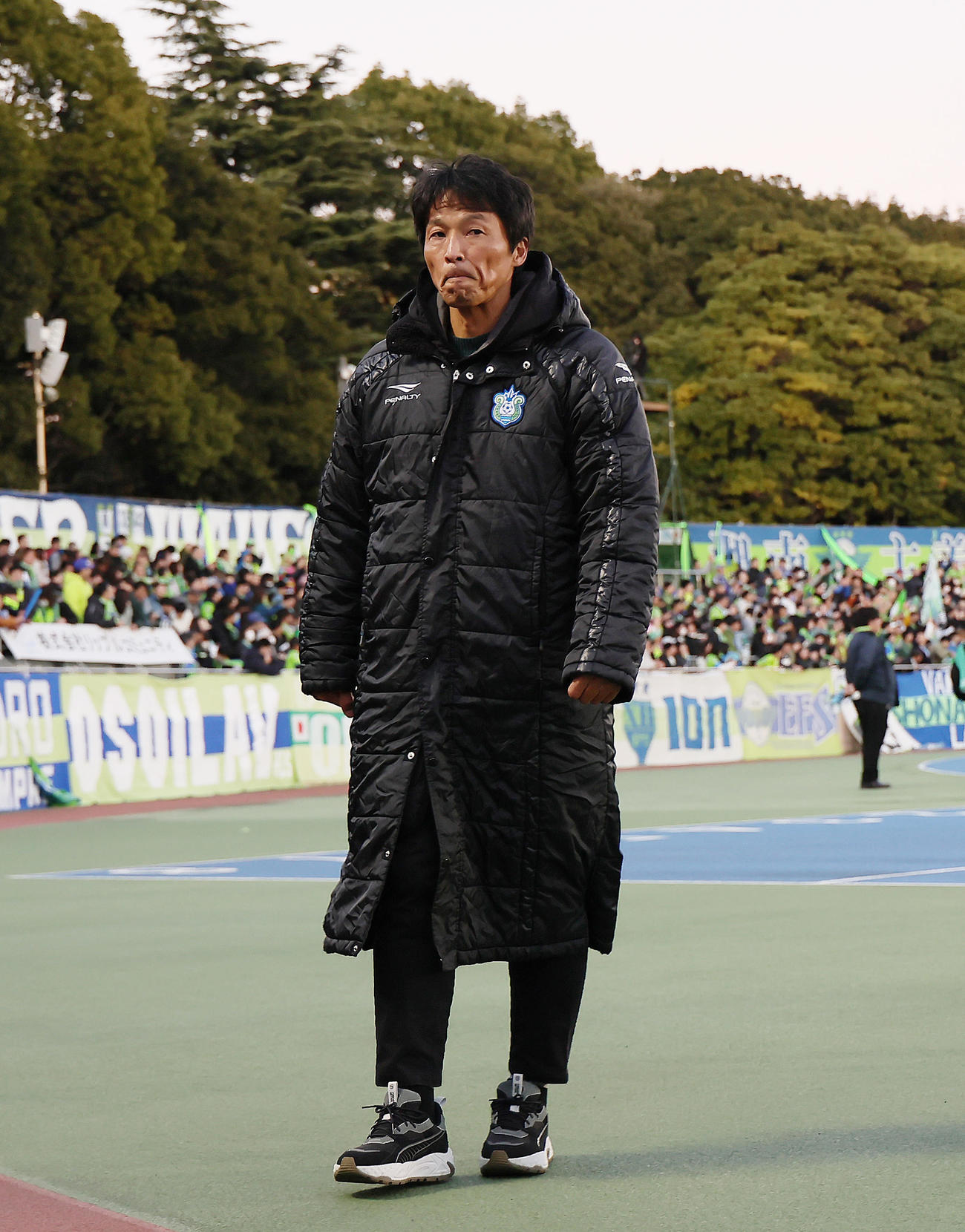 湘南対東京　最終戦に敗れ、厳しい表情で引き揚げる湘南山口監督（撮影・足立雅史）