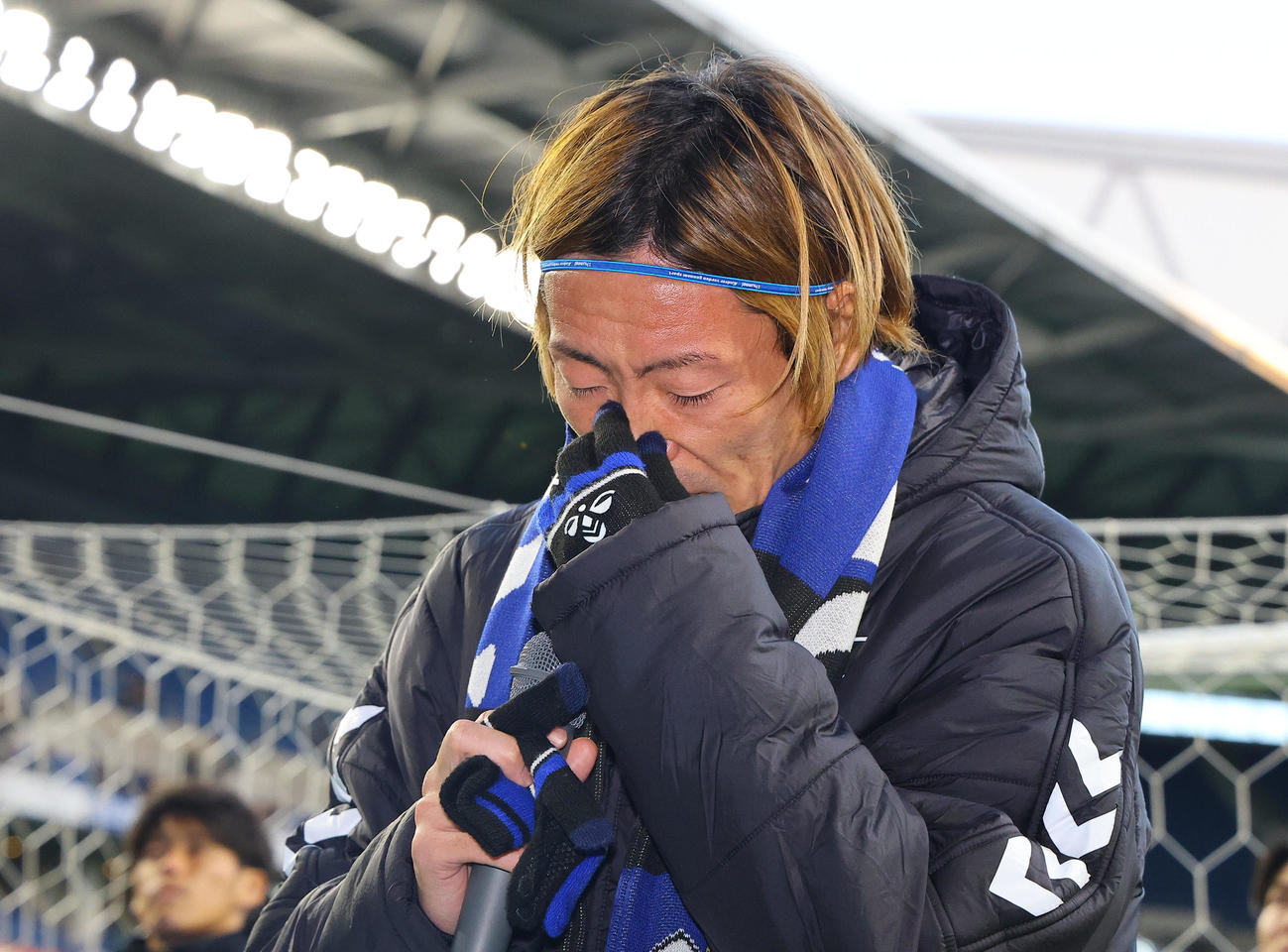 G大阪対神戸　最終戦を終え、退団するG大阪藤春は涙を流しながらサポーターにあいさつする（撮影・藤尾明華）