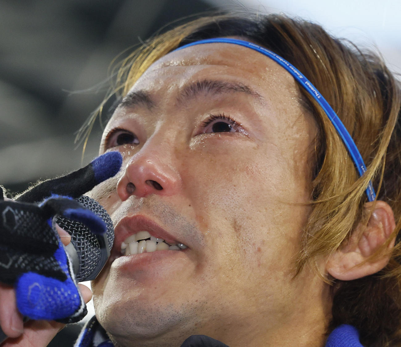 G大阪対神戸　最終戦を終え、退団するG大阪藤春は涙を流しながらサポーターにあいさつする（撮影・藤尾明華）