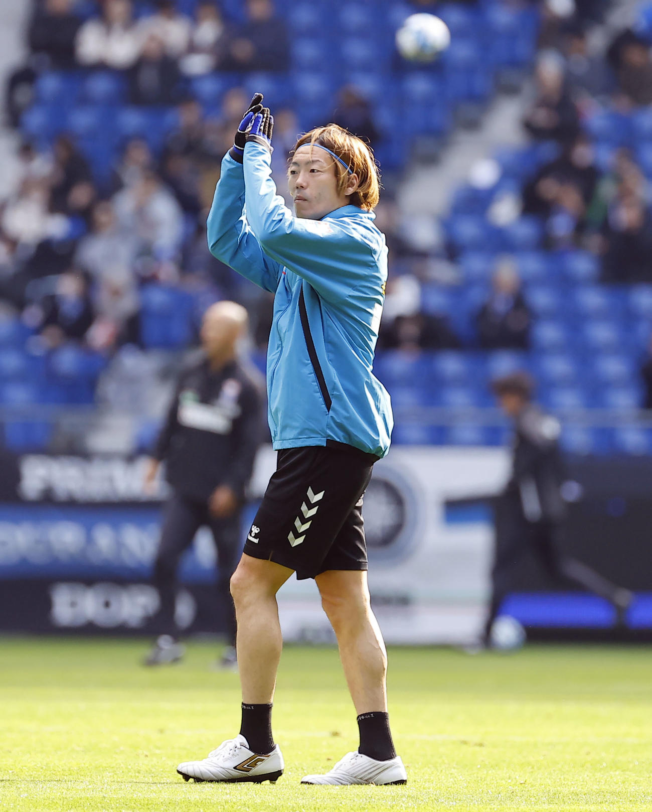 G大阪対神戸　試合前サポーターの声援に応えるG大阪藤春（撮影・藤尾明華）