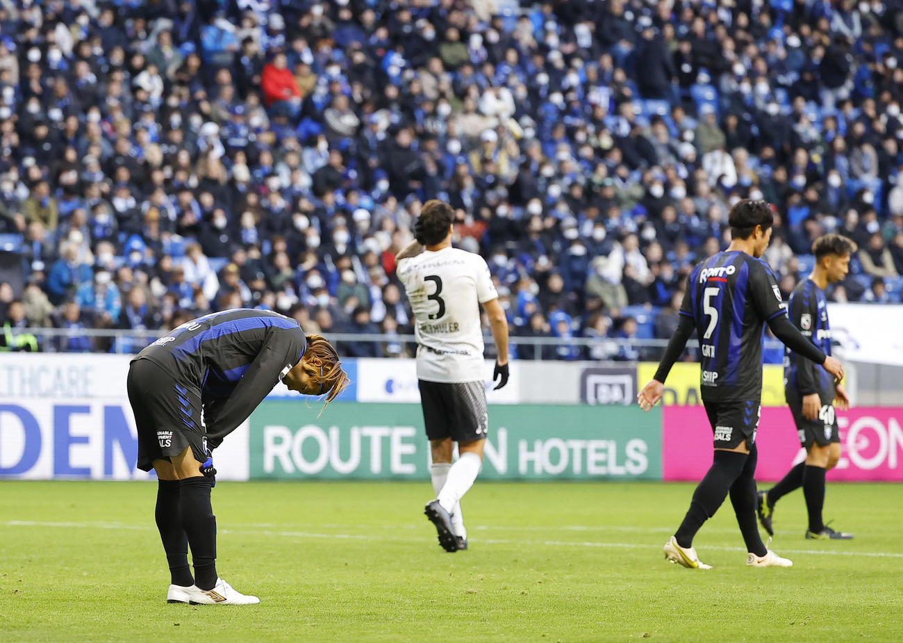 G大阪対神戸　神戸に敗れ肩を落とすG大阪藤春（左端）（撮影・藤尾明華）