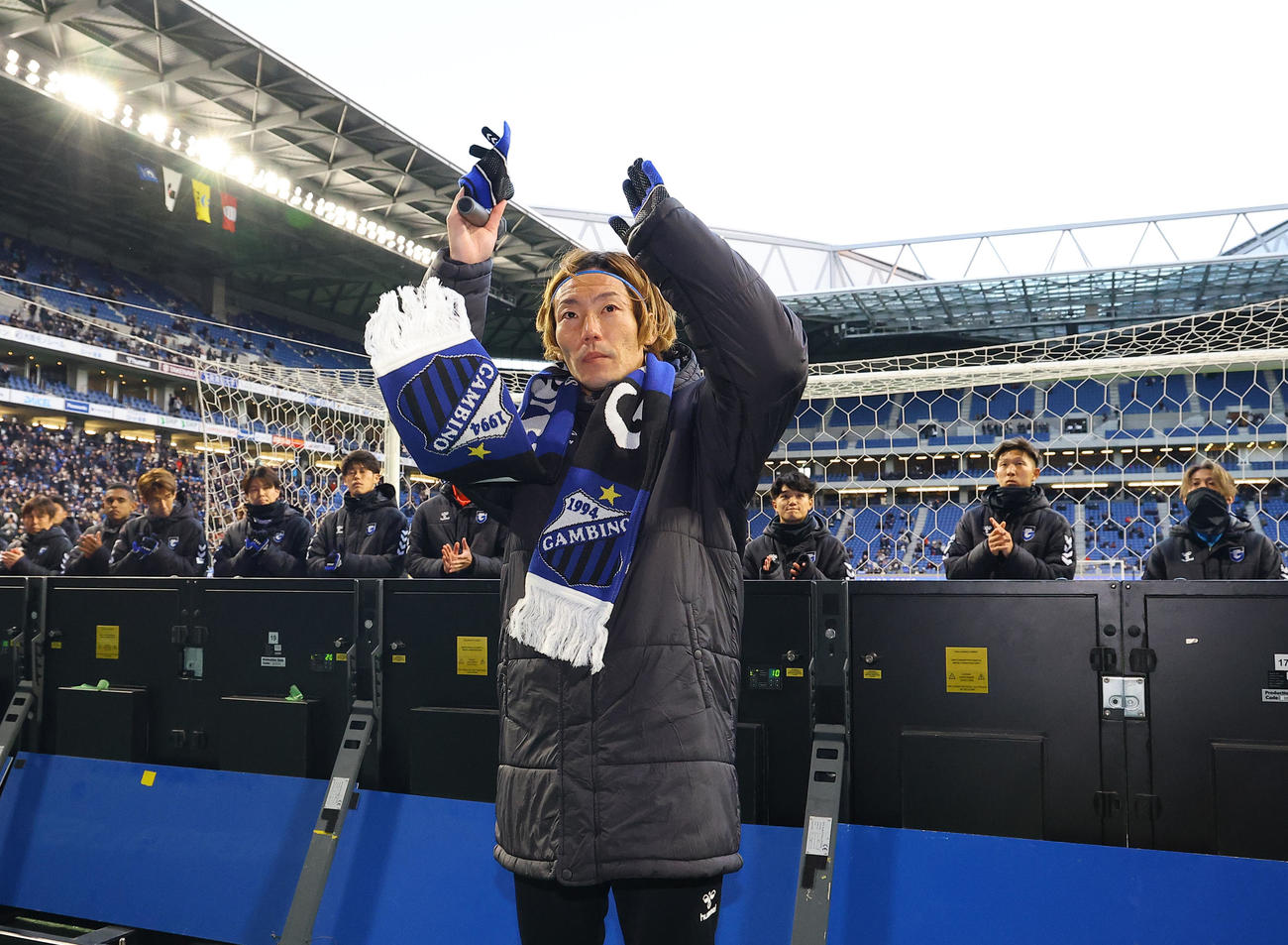 G大阪対神戸　サポーターの声援に応えるG大阪藤春（撮影・藤尾明華）