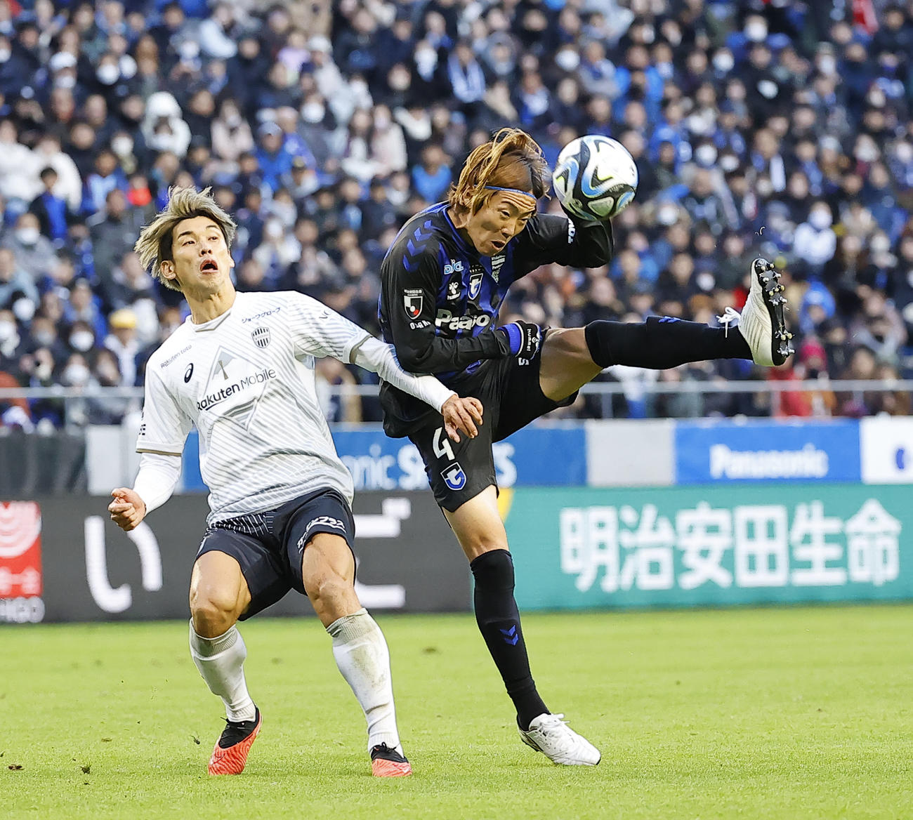 G大阪対神戸　後半、パスを出すG大阪藤春（撮影・藤尾明華）