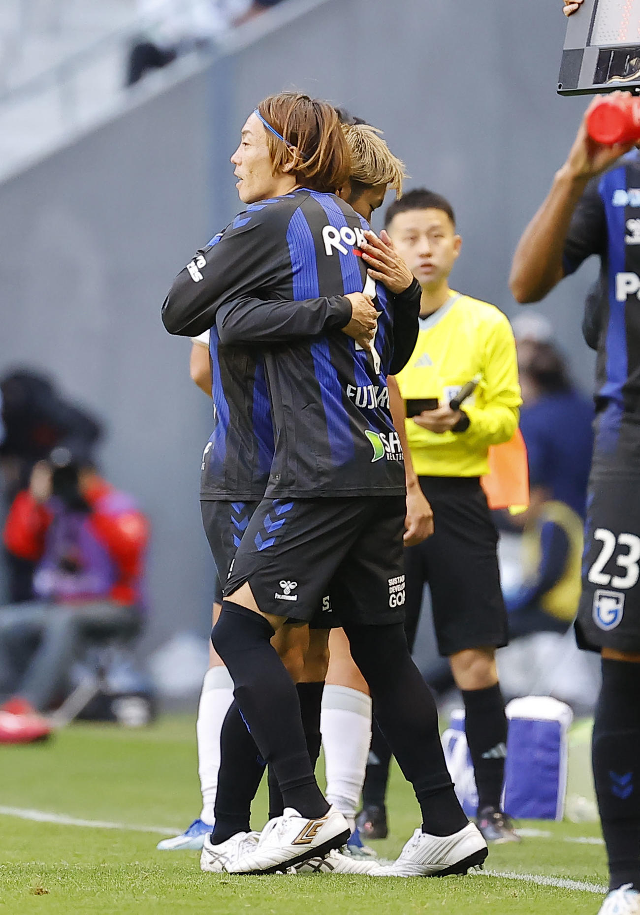 G大阪対神戸　後半、G大阪黒川と抱き合い、途中出場でピッチに入るG大阪藤春（撮影・藤尾明華）