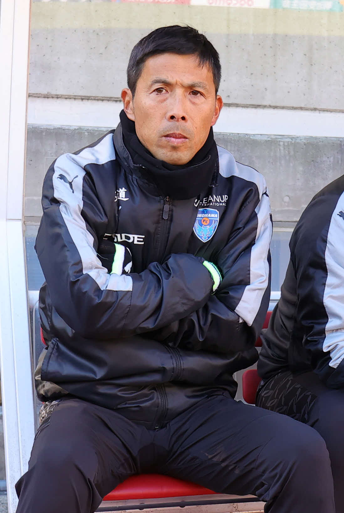 鹿島対横浜FC　ベンチに座る横浜FC四方田監督（撮影・野上伸悟）