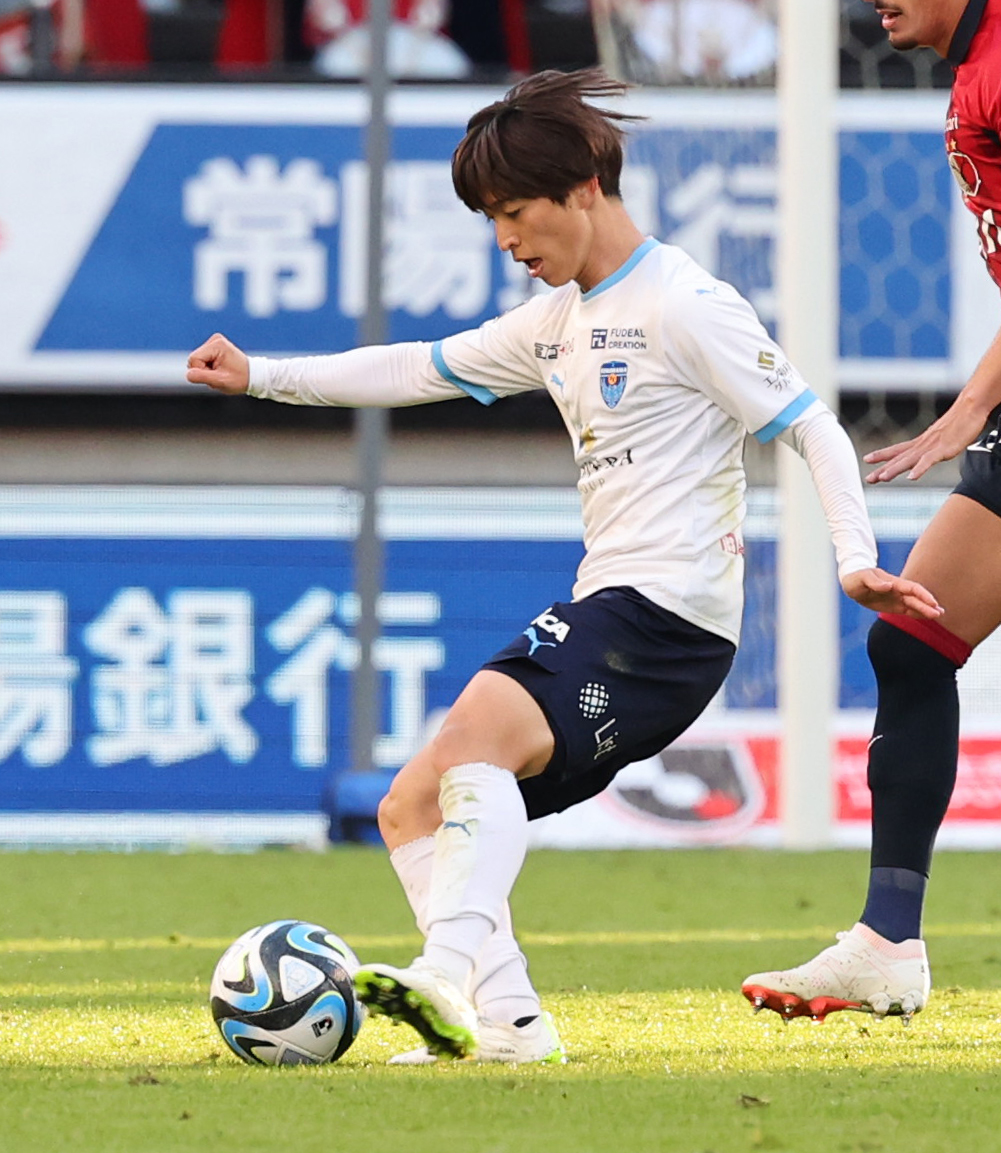 鹿島対横浜FC　後半、パスを出す横浜FC井上（撮影・野上伸悟）