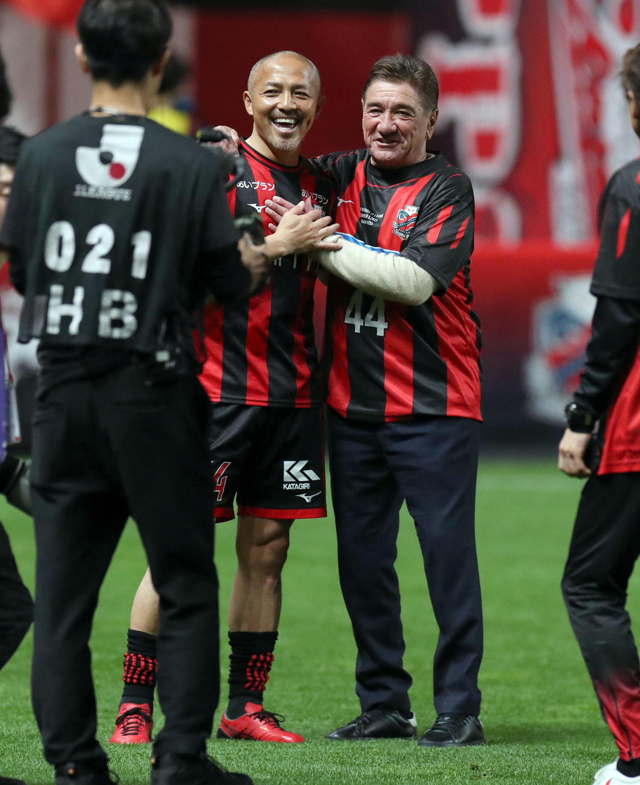札幌対浦和　試合終了後、笑顔で肩を組む札幌小野（左）とペトロヴィッチ監督（撮影・佐藤翔太）