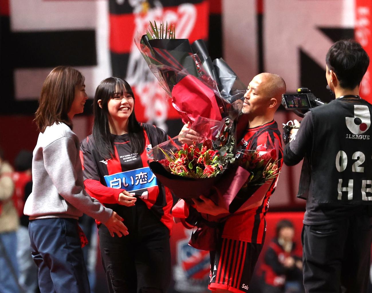 札幌対浦和　引退セレモニーで家族から花束を受け取る札幌小野（撮影・黒川智章）