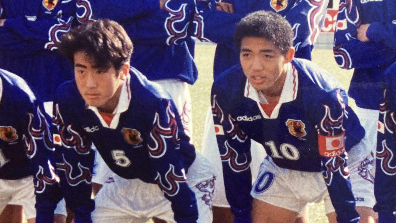 U－18日本代表候補合宿に参加する清水商高時代の小野（右）と札幌光星小林監督（本人提供）
