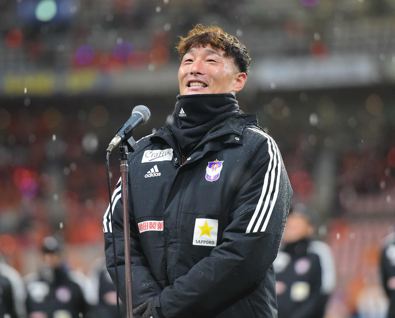 セレモニーでサポーターに笑顔であいさつをする新潟田上（撮影・大島享也）