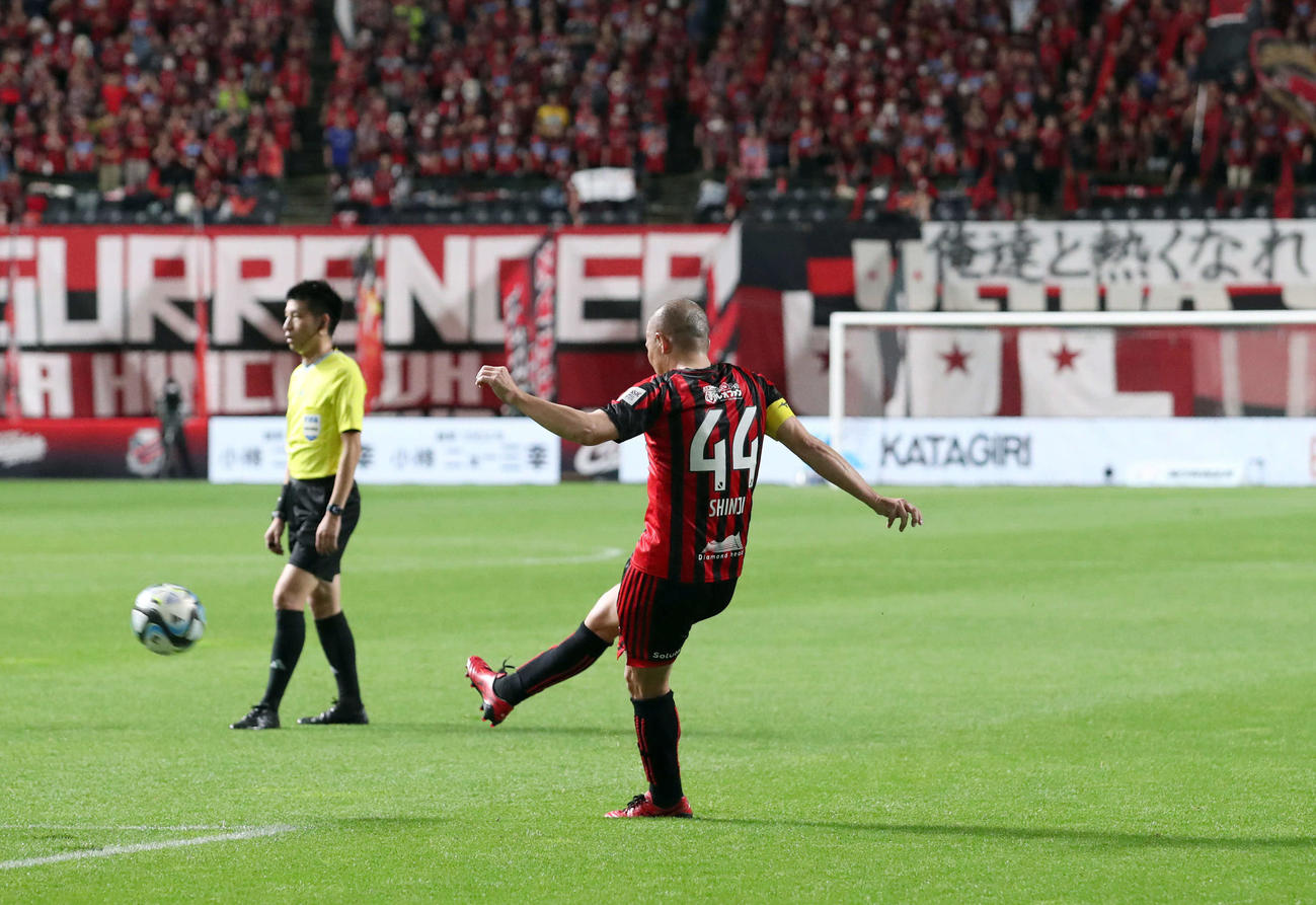 札幌対浦和　前半、FKを蹴り込む札幌小野（撮影・佐藤翔太）