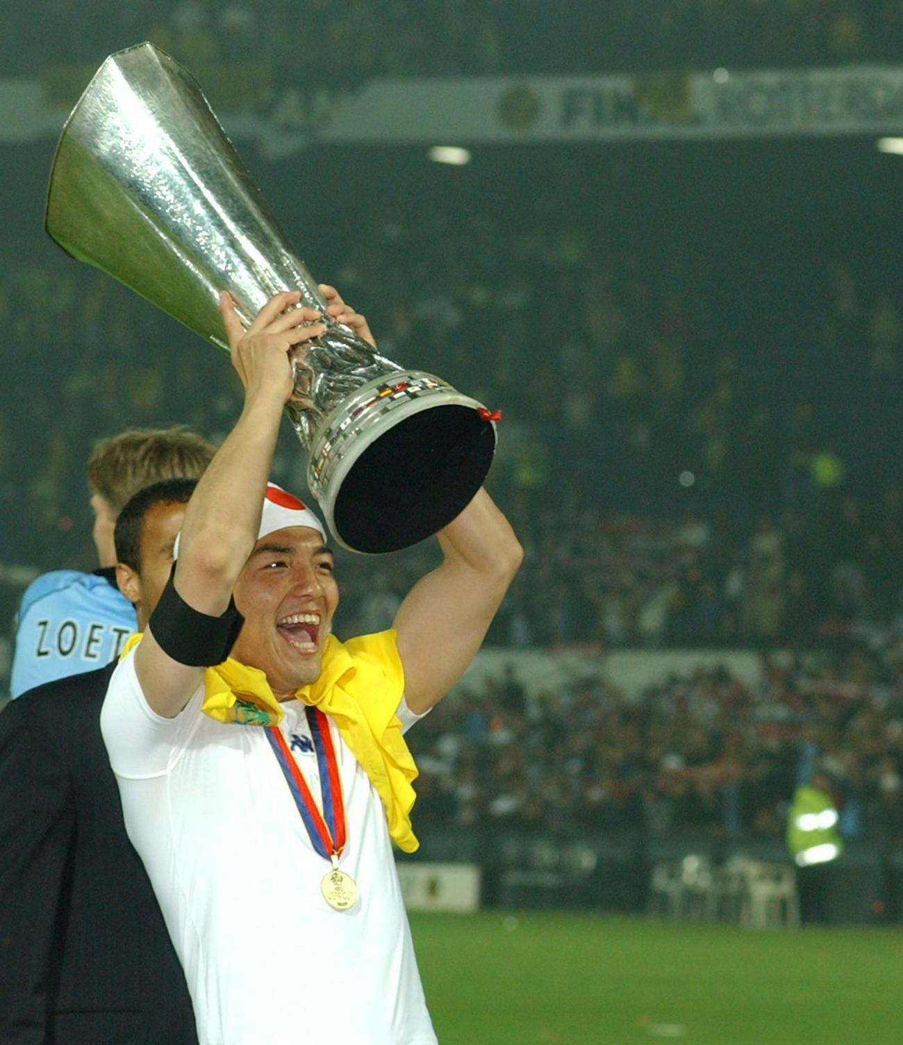 UEFA杯を制し、カップを手に雄たけびを上げるフェイエノールト小野（2002年5月撮影）
