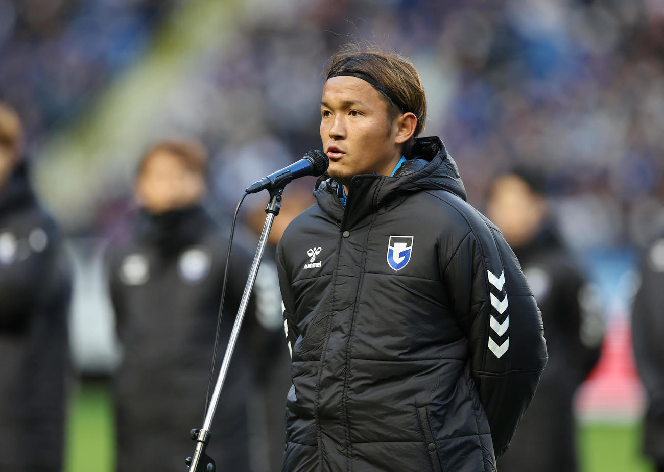 G大阪対神戸　今季最終戦を終え、サポーターにあいさつするG大阪宇佐美（撮影・前田充）
