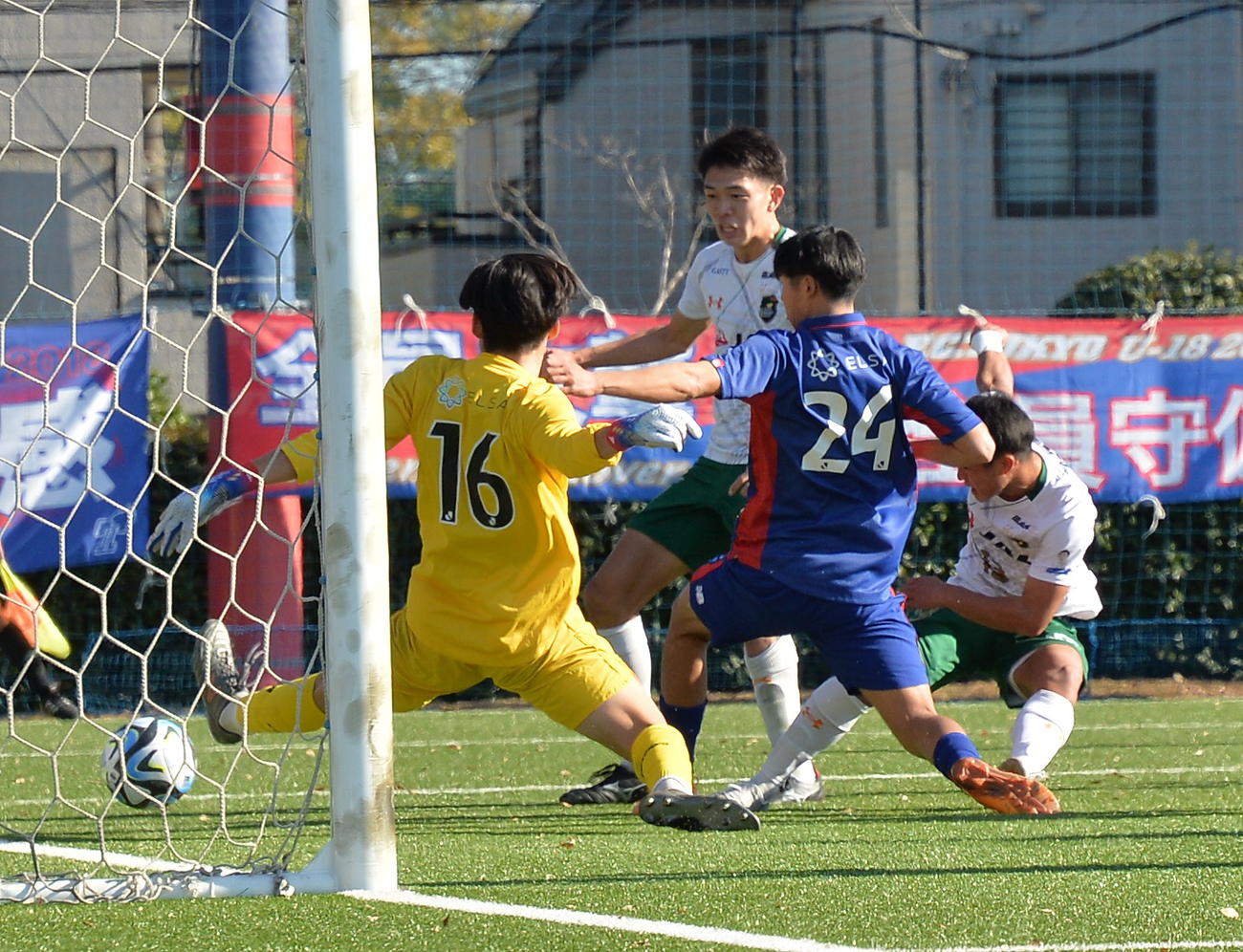 前半15分、MF福島（右）は、右足で先制ゴールを挙げる