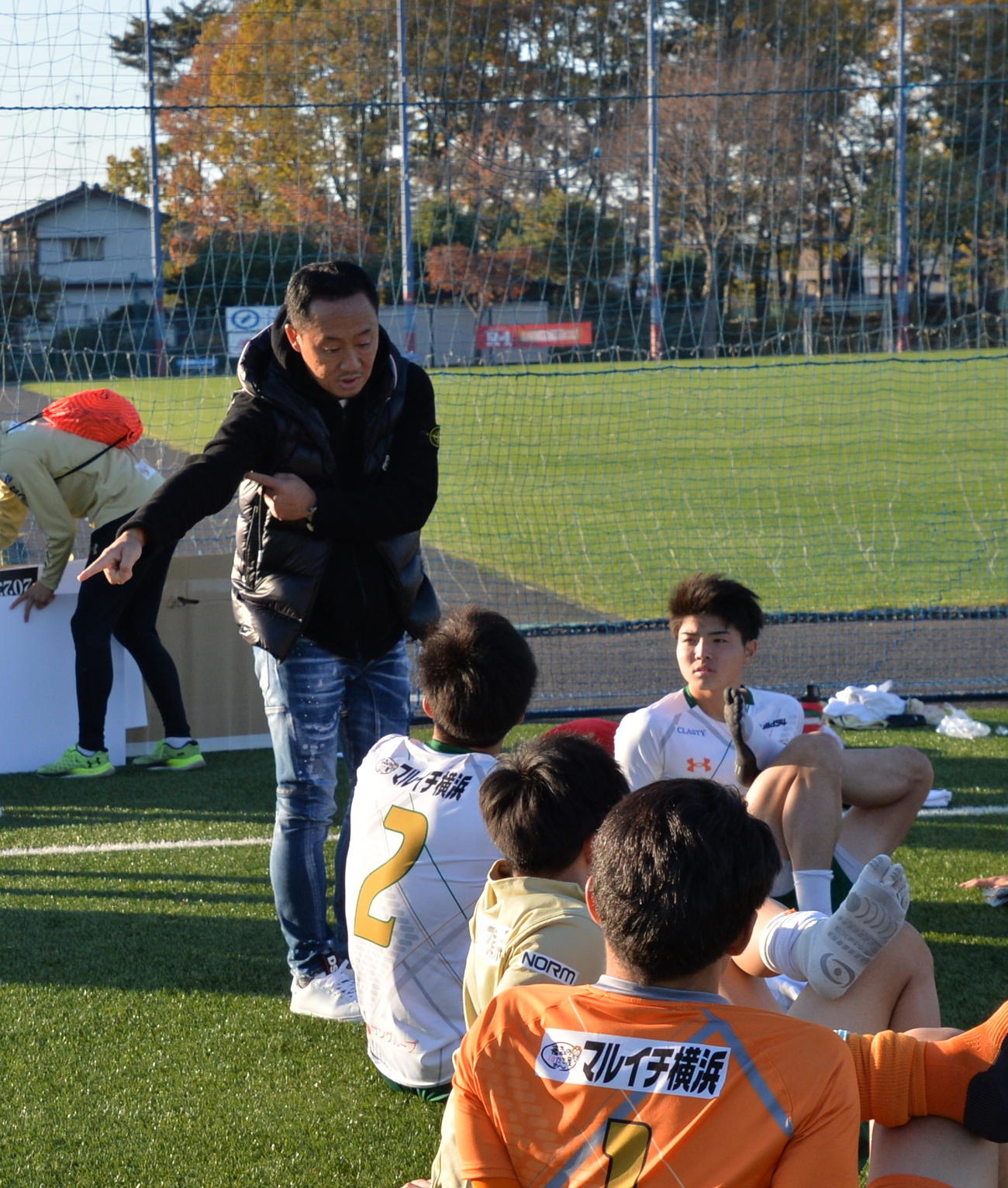 選手に声をかける町田・黒田監督
