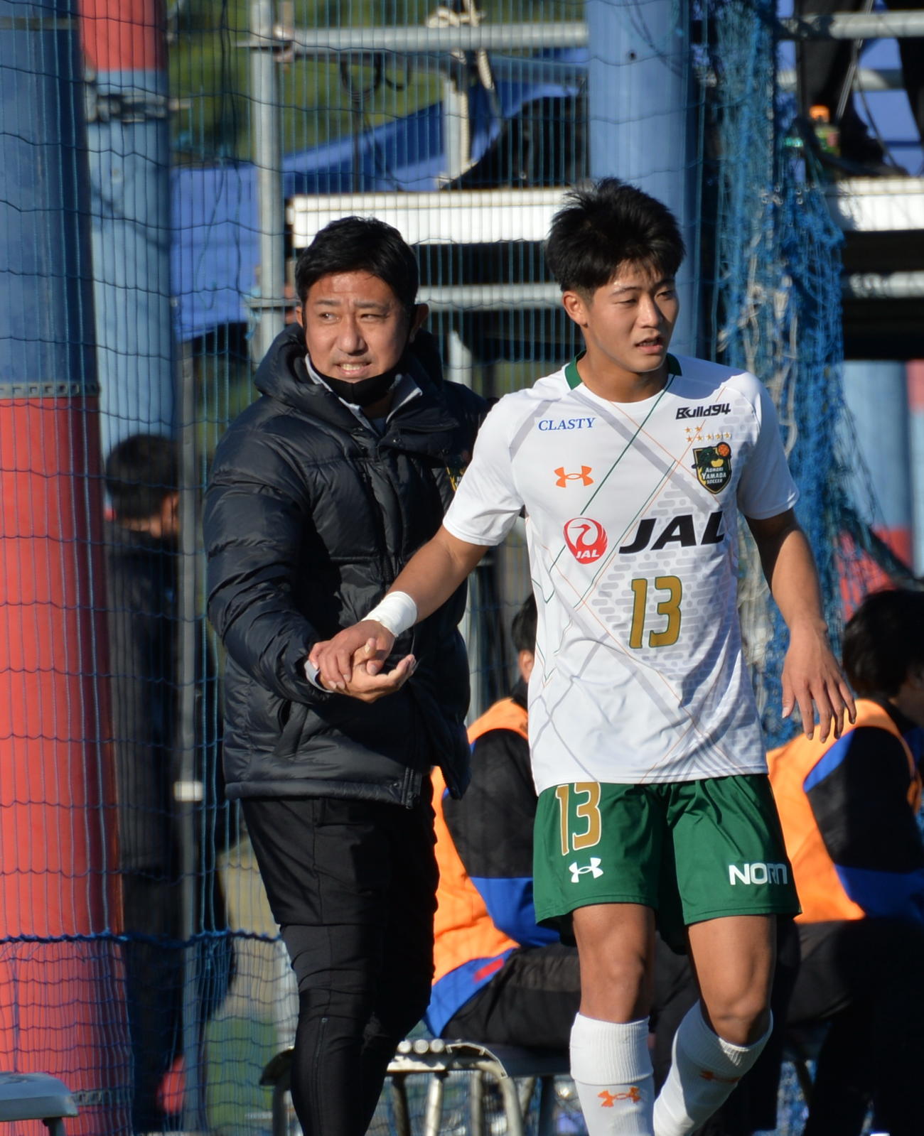 FC東京U18対青森山田　ベンチに下がるMF福島（右）を迎える青森山田・正木監督（撮影・濱本神威）