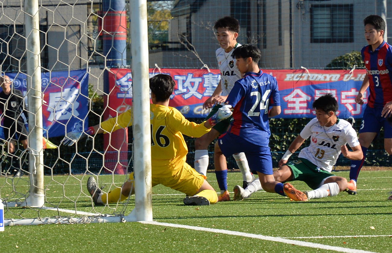 前半15分、MF福島（右）は、右足で先制ゴールを挙げる