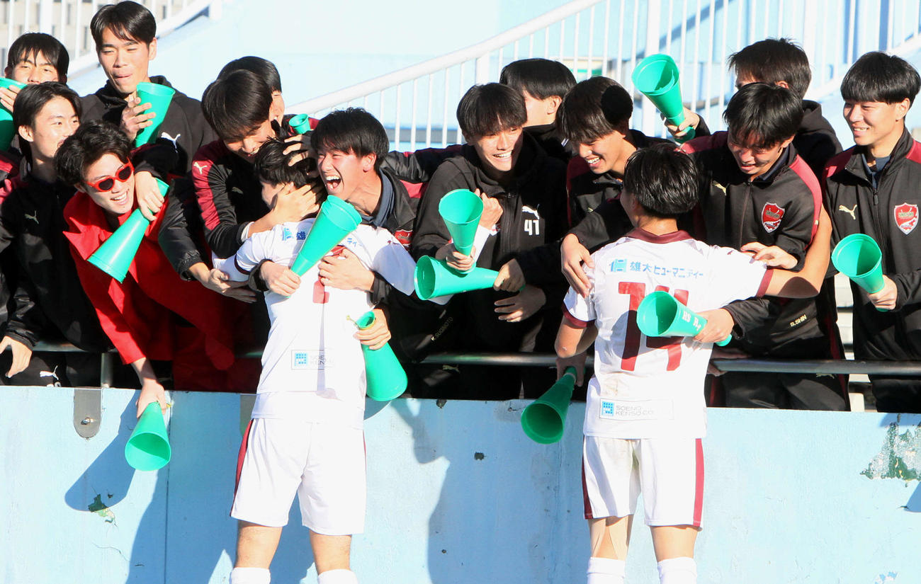 川崎F・U18対尚志　後半37分、FW網代陽勇の勝ち越しゴールを喜ぶ尚志イレブン（撮影・木村有優）