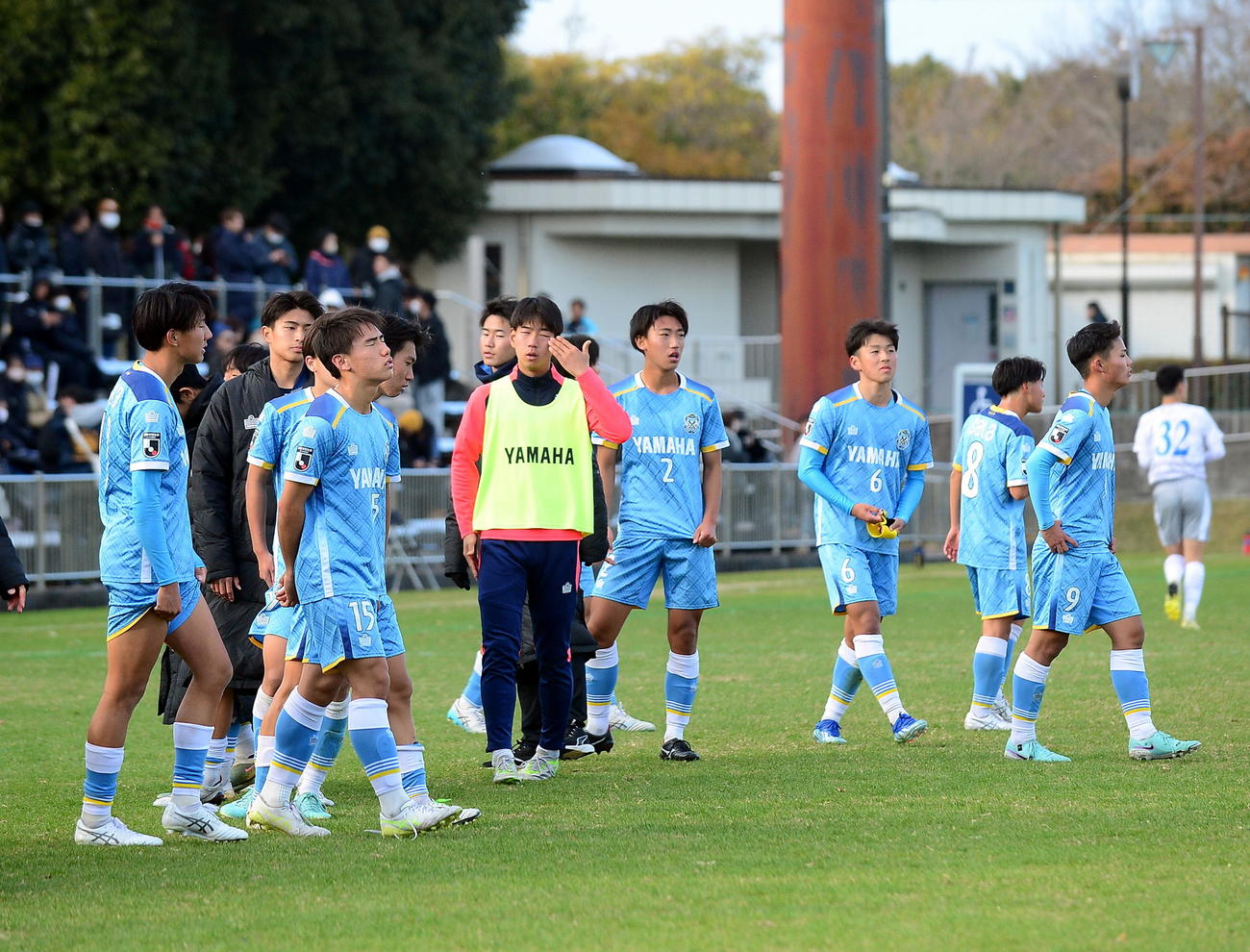 試合後、肩を落とす磐田の選手たち