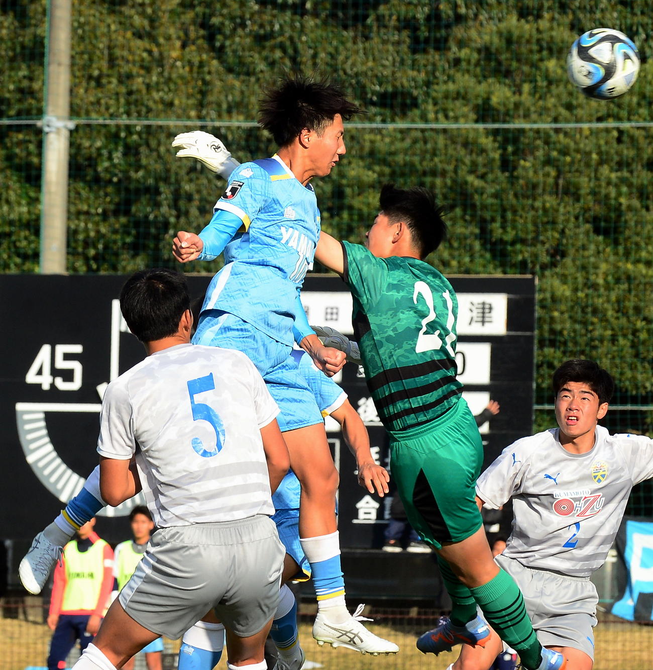 後半、磐田U－18FW舩橋（中央）が頭で狙うもクロスバーに弾かれる