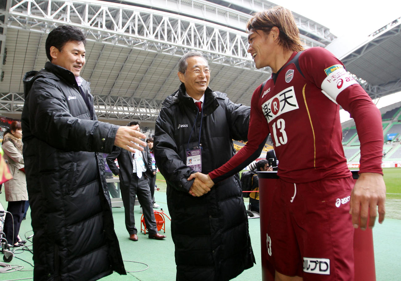 2011年3月6日、神戸対浦和　笑顔で引き揚げる大久保（右）を笑顔で迎える三木谷オーナー（左）・中央は安達貞至副会長