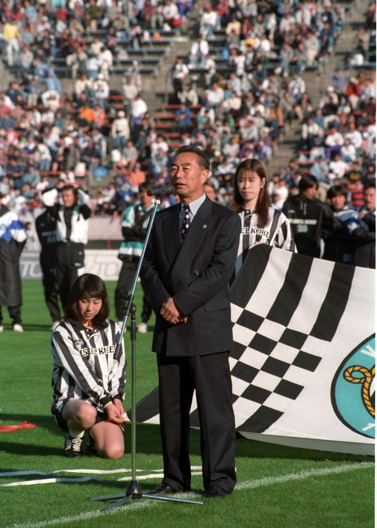 1996年10月、JFL・第30節　神戸対NTT関東　試合後のセレモニーで話す神戸・安達貞至常務取締役GM