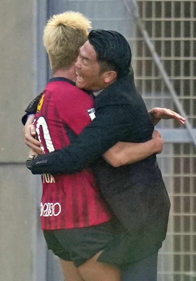 鹿島―横浜FC　前半、先制ゴールを決めた鈴木（左）を祝福する鹿島岩政監督（共同）