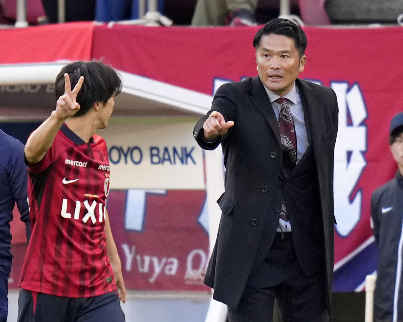 鹿島―横浜FC　後半、指示を出す鹿島岩政監督（右）（共同）