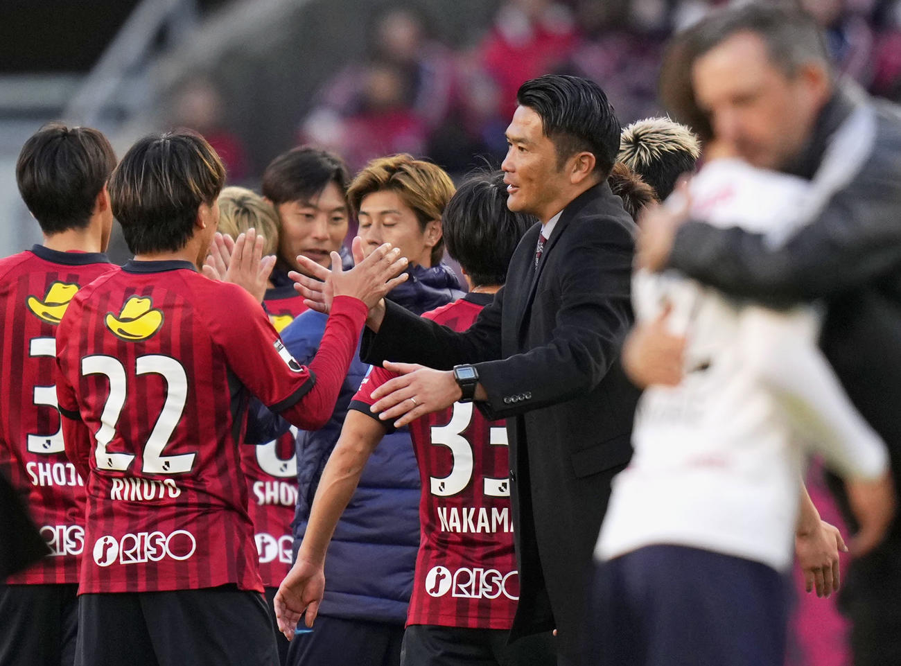 横浜FCに勝利し、選手たちをねぎらう鹿島岩政監督（奥右端）（共同）