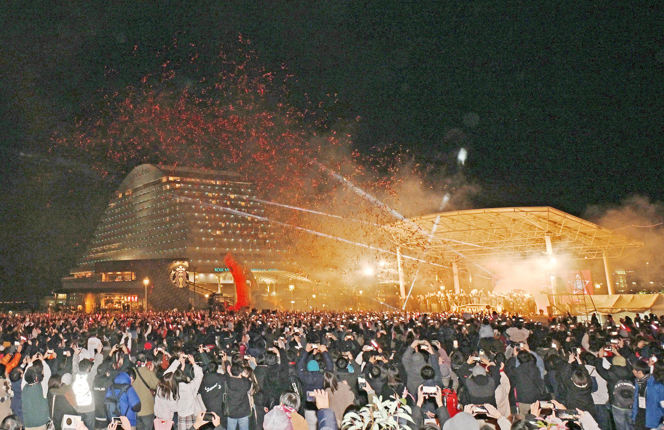 神戸優勝を祝う会でメリケンパークに集まったサポーターの前で選手らが祝福を受ける（（撮影・清水貴仁）