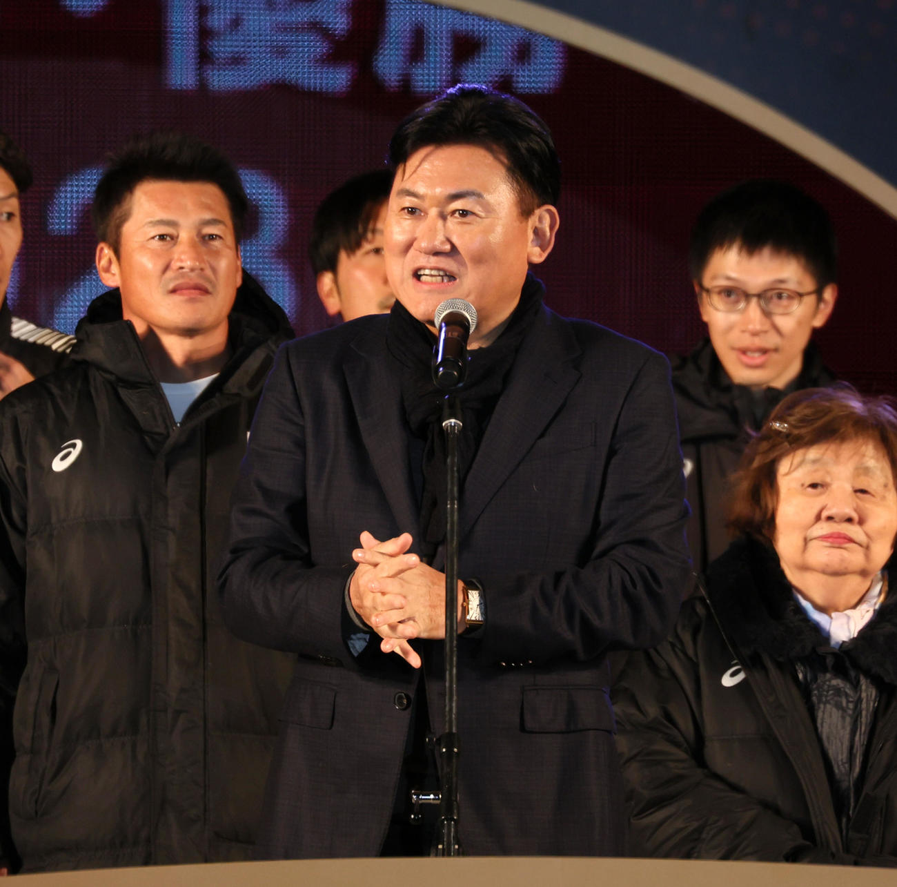 サポーターへあいさつする神戸三木谷会長（撮影・加藤哉）