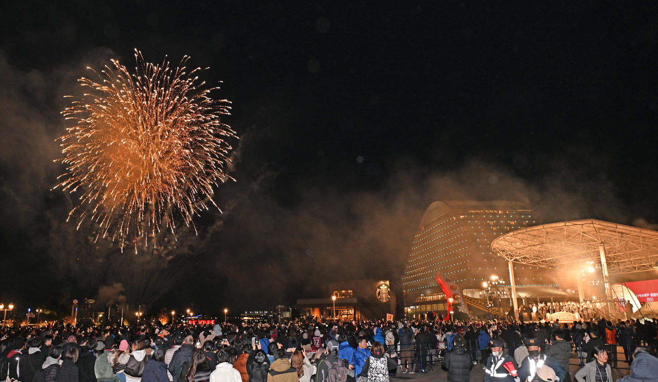 神戸優勝を祝う会でメリケンパークに集まったサポーターの前で花火が打ち上げられる（撮影・清水貴仁）