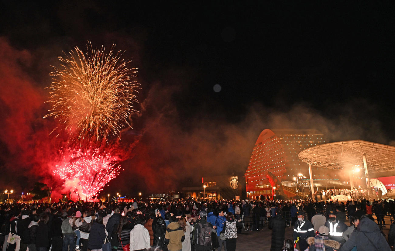 神戸優勝を祝う会でメリケンパークに集まったサポーターの前で花火が打ち上げられる（撮影・清水貴仁）