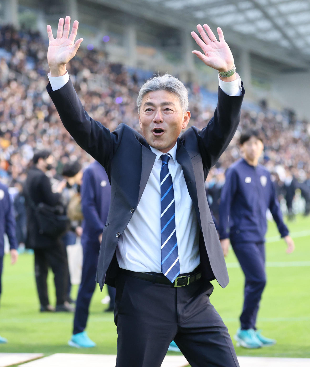 最終戦セレモニーでサポーターに手を振る長谷部監督（2023年12月3日撮影）