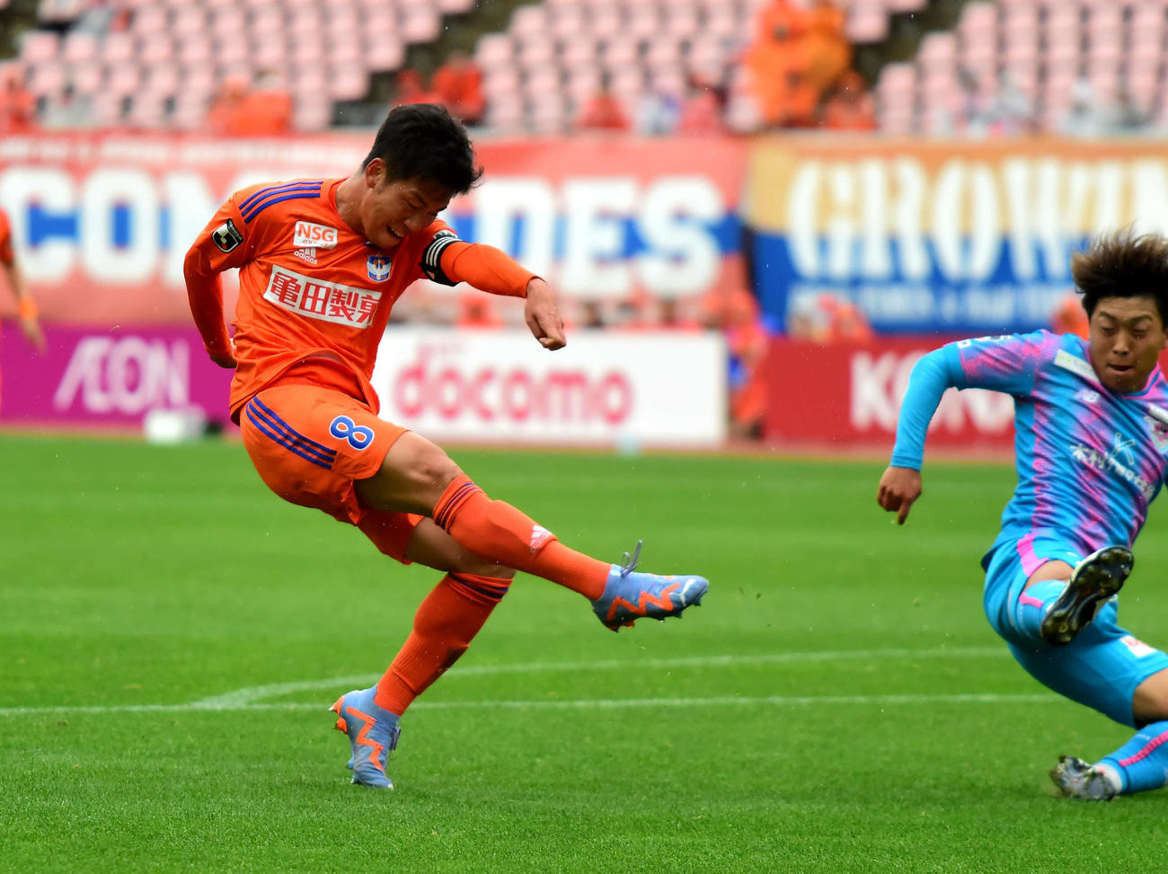 シュートを放つ高宇洋（2023年10月21日撮影）