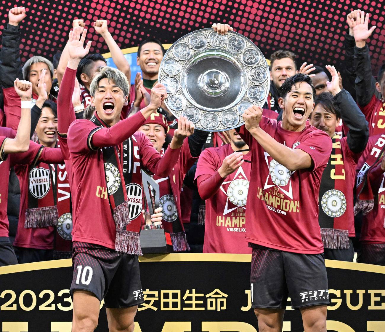 11月25日、優勝し神戸大迫（前列左）とシャーレを掲げて喜ぶ武藤（同右）