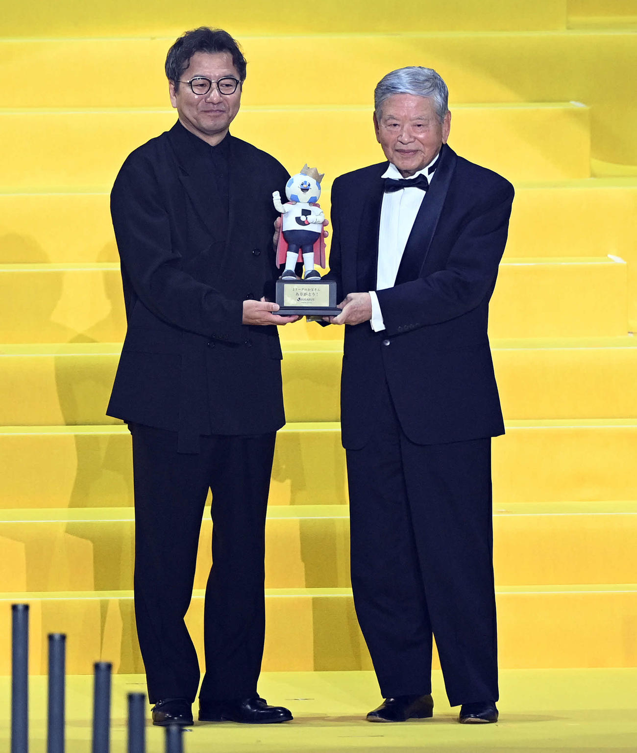 文化勲章を受章し野々村チェアマンから記念品を贈られる元日本サッカー協会（JFA）会長の川淵氏（撮影・たえ見朱実）