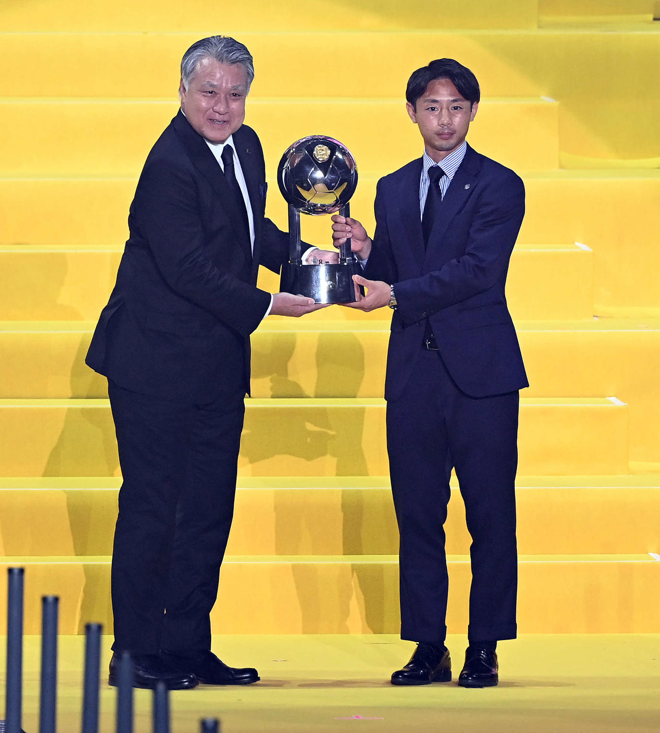 Jリーグアウォーズ2023　フェアプレー賞高円宮杯を受賞したC大阪。代表して受け取る鈴木（撮影・たえ見朱実）